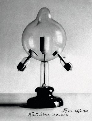  Під час дослідження катодних променів Іван Пулюй сконструював прилад, що став відомий як лампа Пулюя. Крім катодних, також випромінювала Х-промені. З 1881 року виробляв такі лампи серійно