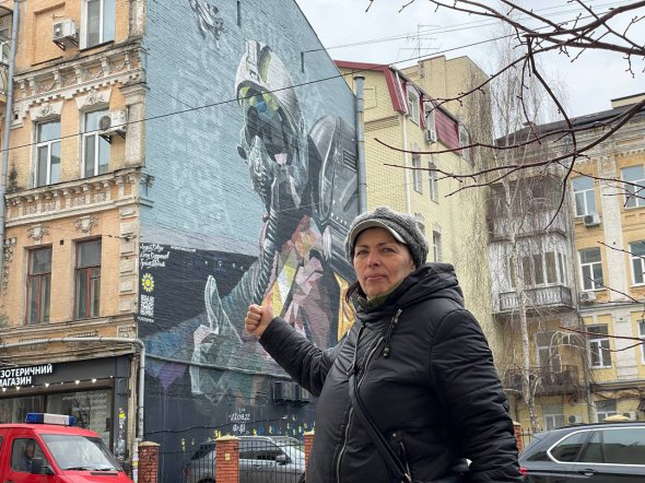 Лилия Аверьянова часто ходит к дому в Киеве, на стене которого нарисован ее сын - один из лучших пилотов Украины