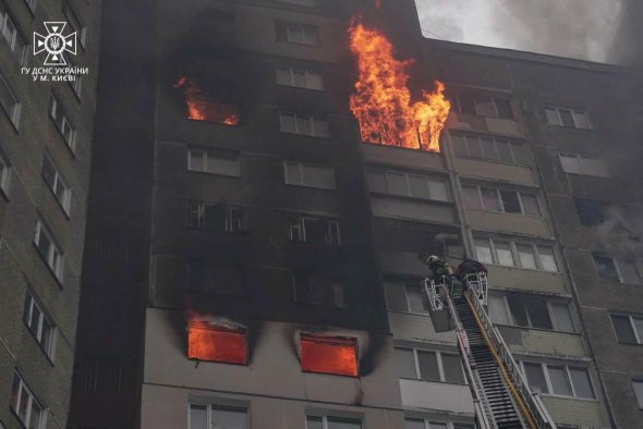 Уламок ворожої ракети влучив у житлову багатоповерхівку в столиці 