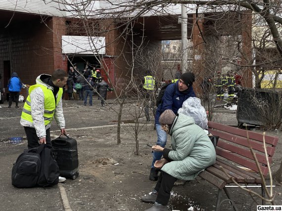 На допомогу постраждалим прийшли волонтери, сусіди й родичі. Людям надавали продукти, одяг і речі першої необхідності