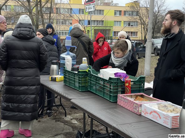 На допомогу постраждалим прийшли волонтери, сусіди й родичі. Людям надавали продукти, одяг і речі першої необхідності