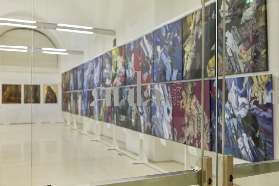 У Відні відкрилася найбільша виставка українського художника Івана Марчука. Окрім українців, її відвідують також й іноземці. Сам автор підкреслює, що пишається тим, як була організована виставка і радії увазі, прикутій до неї