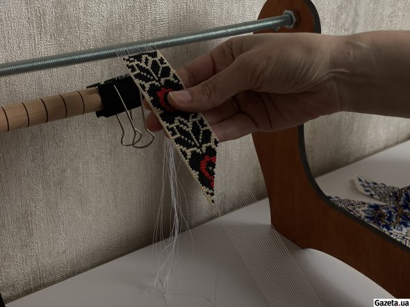 Ирина плетет изделия из бисера. Украинские украшения создает дома в свободное время