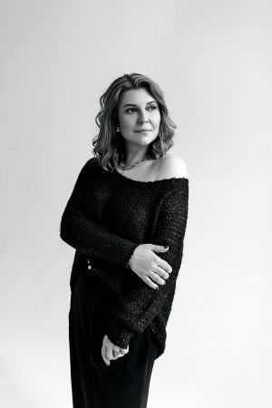 Маріанна РОЗСТАЛЬНА, 42 роки, директорка, художня керівниця київського театру ”Золоті ворота”. Народилася 2 січня 1982-го в Києві. Походить із театральної родини. Дідусь – Віталій Розстальний – був актором театру й кіно, працював у Львівському театрі імені Марії Заньковецької та Київському театрі імені Івана Франка. Мати – Ганна Розстальна – акторка столичного Молодого театру. 2004-го закінчила Київський національний університет театру, кіно і телебачення імені Івана Карпенка-Карого за спеціальністю ”Організація театральної справи”. У 2005–2014 роках була кінопродюсеркою на продакшенах Gorov Studio, Pro-Production Group. З 2015-го по 2022-й обіймала посаду директорки-розпорядниці театру ”Золоті ворота”. З листопада 2022 року – директорка – художня керівниця закладу. За час роботи в ”Золотих воротах” стала співорганізаторкою низки проєктів, серед яких міжнародний конгрес ”Театр крокує Європою”. Торік спродюсувала виставу ”Кортес”. З чоловіком виховують доньку – 15-річну Анну. Своїми хобі називає театр і допомогу безпритульним тваринам