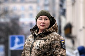 Олена ”Ластівка” Мокренчук 56 років, письменниця, історикиня, військовослужбовиця. Народилася 19 серпня 1967-го в місті Сніжному на Донеччині. Батько працював директором школи, а мати – завучем. Закінчила історичний факультет Донецького національного університету імені Василя Стуса. Працювала учителькою історії та журналісткою. У 2006–2011 роках була деканом експериментального факультету християнської журналістики Київського християнського університету. Згодом – директоркою інформаційної агенції AlfaPress. На фронті з 2014 року, спершу як журналістка і волонтерка. Влітку 2015 року вступила на військову службу. Учасниця бойових дій, має нагороди Головнокомандувача Збройних сил України, начальника Генерального штабу ЗСУ та міністра оборони України. У 2015–2018 роках – пресофіцер 72-ї окремої механізованої бригади імені Чорних Запорожців, потім – начальниця пресслужби оперативного командування ”Північ”. З грудня 2021-го – офіцер Управління зв’язків із громадськістю Збройних сил України. Майор ЗСУ. Учасниця Революції гідності. Волонтерка. Членкиня Національної спілки журналістів і Національної спілки письменників України. Авторка книжок ”Аліска, фронтова лисичка”, ”Афінка з ”Куби”, ”Вітер з Дикого поля”, ”Герої моєї країни: Михайло Драпатий”. Співавторка Національної Книги пам’яті жертв Голодомору, серії альманахів ”Приазов’я: портрет сучасника” та інших. Книга ”Аліска, фронтова лисичка” отримала найвищу нагороду Мистецького конкурсу Міністерства оборони України – премію імені Богдана Хмельницького. Заміжня. Має двох синів і двох доньок, трьох онуків та онучку. Захоплюється живописом і музикою, у Східноукраїнській теологічній семінарії вивчилася на диригента церковного хору. Любить історичну прозу. Живе в Києві