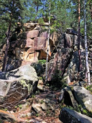 Скелі Довбуша вважають унікальною пам’яткою історії та природи. Розташовані в урочищі Бубнище на Івано-Франківщині