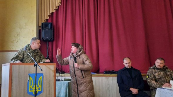 У Космачі на Івано-Франківщині приблизно 300 місцевих жителів прийшли на зустріч з представниками обласного територіального центру комплектування та соціальної підтримки обговорити питання мобілізації