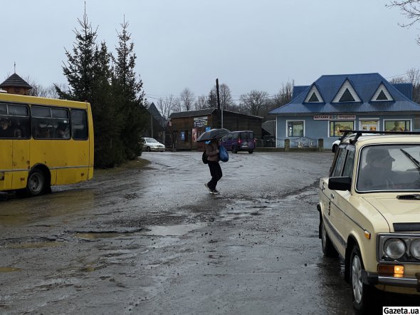 Село принадлежит к Косовскому району и является одним из древнейших гуцульских поселений