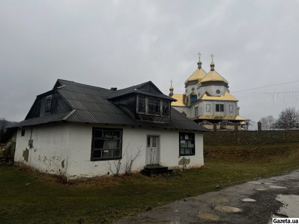 Как свидетельствует из одних преданий, первое поселение людей возникло еще в 1247 году на горе Мончиль, которая находится в центре села