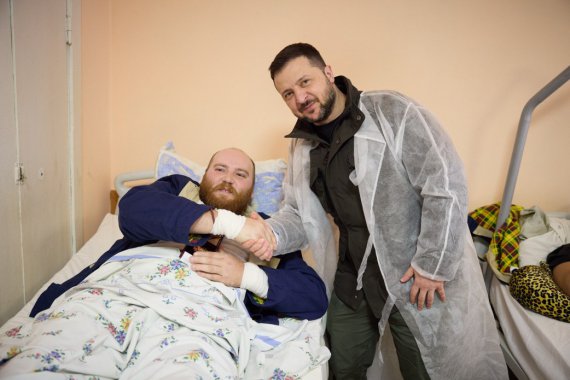Президент Володимир Зеленський відвідав поранених військовослужбовців і поспілкувався з медпрацівниками