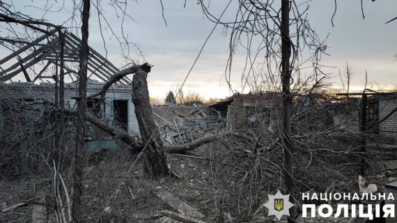 На Херсонщині поліція фіксує наслідки російських атак по цивільній інфраструктурі