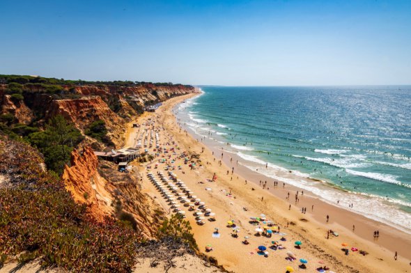 Возглавил рейтинг португальский пляж Фалезия. Он известен своими потрясающими скалами, золотыми песками