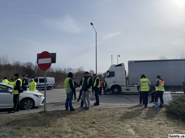 Украинские водители вынуждены в прямом смысле жить на границе - в условиях, которые являются далеко не лучшими