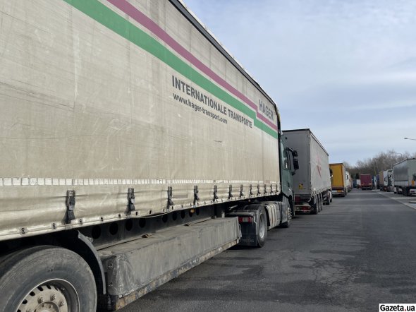 На польско-украинской границе скопилось немало грузовиков. Их заблокировали польские протестующие