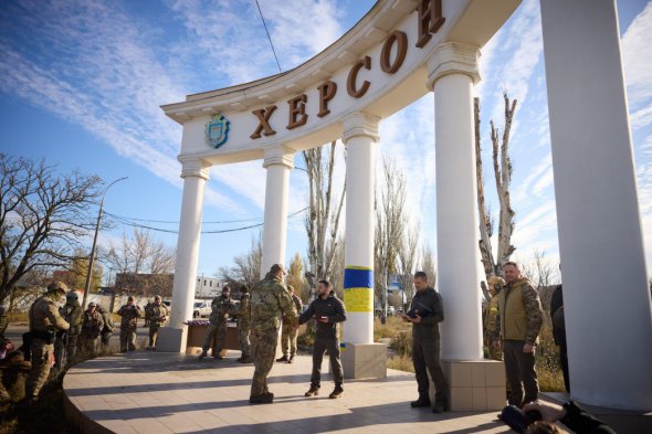 Президент Володимир Зеленський вручає нагороди військовим у Херсоні після звільнення міста від російських окупантів, 14 листопада 2022 року