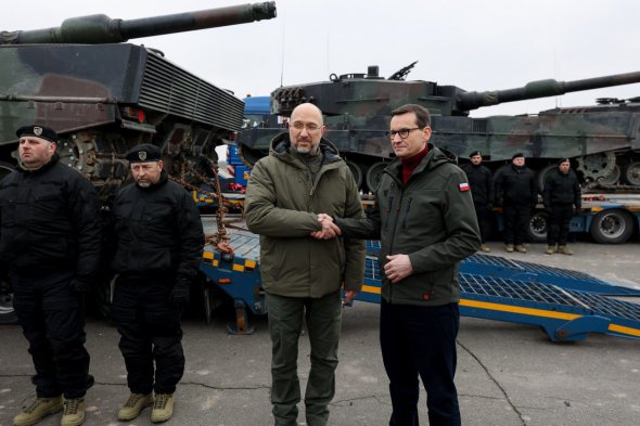 Прем’єр-міністр України Денис Шмигаль і прем’єр-міністр Польщі Матеуш Моравецький під час передачі перших танків Leopard 2, лютий 2023 року
