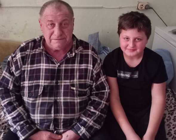 Тарас Чердоклієв зі своїм дідом. Хлопчик став свідком окупації рідного села