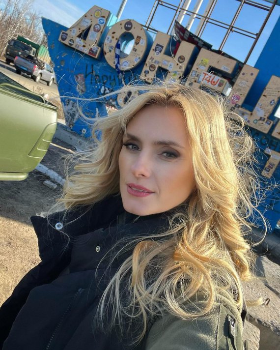 Ірина Федишин приїхала на Донбас, щоб передати автівки захисникам