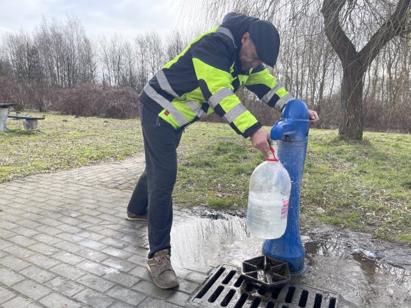 Воду украинские водители имеют благодаря вот таким бюветам