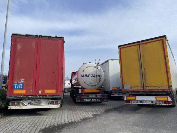 На польско-украинской границе скопилось немало грузовиков. Их заблокировали польские протестующие