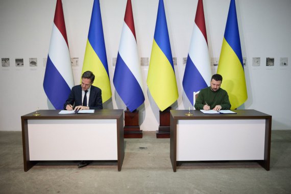 В Харькове президент Украины Владимир Зеленский подписал с премьер-министром Нидерландов Марком Рютте двустороннее соглашение о безопасности