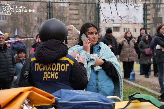В Одессе продолжают спасательную операцию на месте российского удара