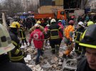 В 14:50 на уровне первого этажа спасатели ГСЧС высвободили из-под завалов пятое тело погибшего