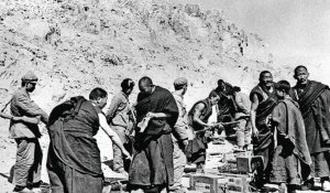 Повстанці з Тибету здаються в полон бійцям армії Китайської Народної Республіки, квітень 1959 року