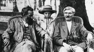 Тадей Рильський (ліворуч) та Володимир Антонович були кумами. Позаду стоїть син Рильського Максим, 1900 рік, село Романівка
