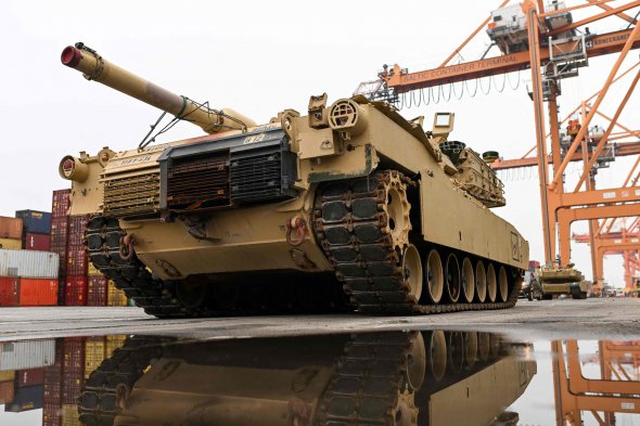 Танк M1A2 Abrams розвантажується на Балтійському контейнерному терміналі у польському місті Ґдиня
