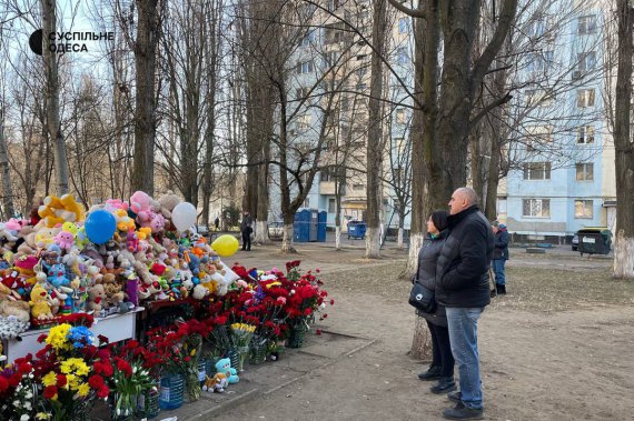 В Одесі люди несуть квіти до зруйнованого внаслідок російського удару будинку