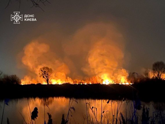 ГСЧС показала фото с места, где произошел пожар в Киеве