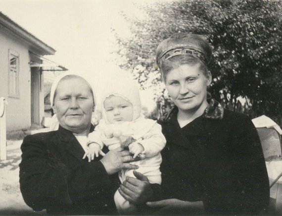 Ірина Білик з матір'ю і бабусею