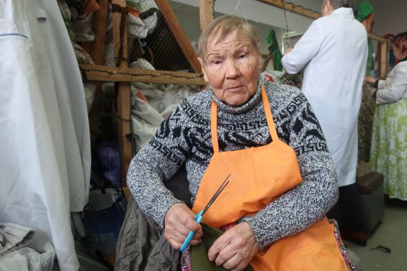 "Плести сітку бракує сили, тому ріжу тканину на смужки", - каже Людмила Крокос