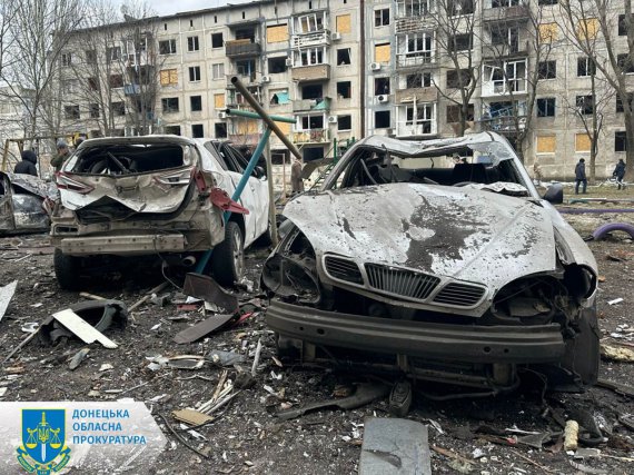 Російські загарбники обстріляли Мирноград Донецької області новими авіабомбами