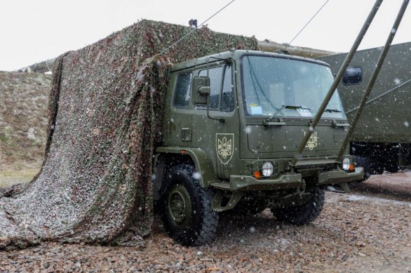 Порошенко по заказу военных механиков передает в бригады передвижные мастерские