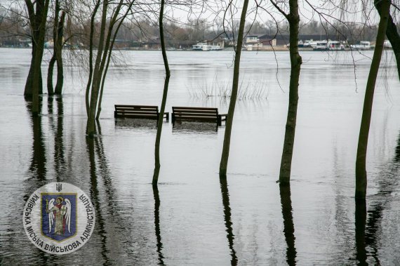 В Киеве поднялся уровень воды в реке Днепр