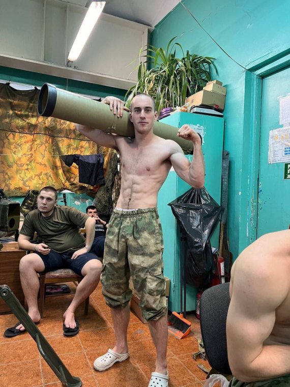 Російський військовий позує зі зброєю на ЗАЕС