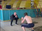 Російські окупанти займаються спортом на ЗАЕС поряд з військовою технікою, яку ховають