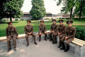 Радянські офіцери сидять у гарнізоні Альтес Лагер, Східна Німеччина,  наприкінці 1980-х