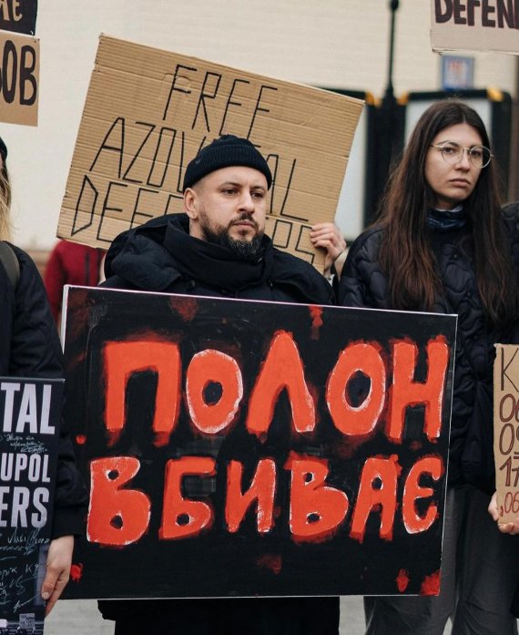 Монатик с семьей присоединился к акции в поддержку пленных защитников Азова