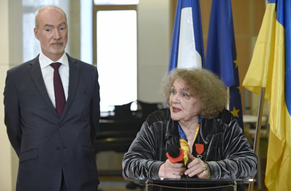 Летом 2022 года посол Франции в Украине Этьен де Понсен наградил Лину Костенко орденом Почётного легиона 