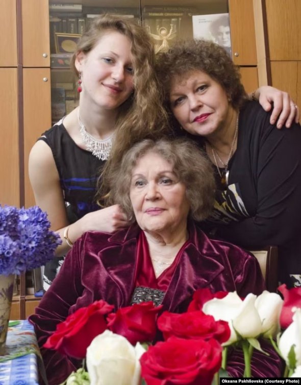Ліна Костенко з донькою та онукою
