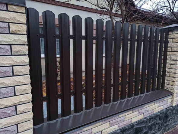 Щоб захистити металевий паркан від корозії, його можна пофарбувати