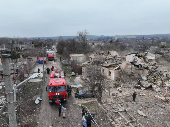 В результате попаданий полностью разрушено семь домовладений, повреждений получили два производственных здания и 37 жилых домов, два из которых многоэтажные