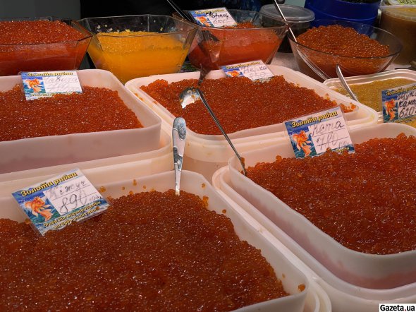 На ринку є овочевий, м'ясний, рибний, молочний, ковбасний та квітковий павільйони