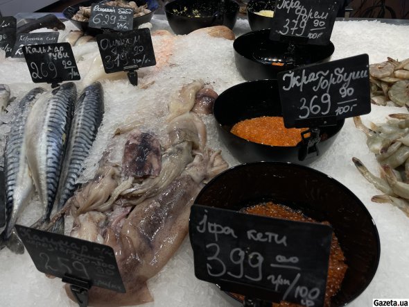 Влітку на "Столичці" - сезон. Тоді на вулицях розгортають прилавки й продають сезонні товари