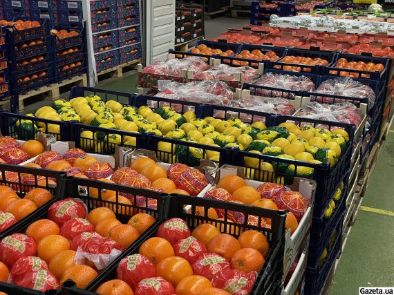 На ринку купують продукти для ресторанів, магазинів, шкільних їдалень тощо