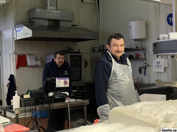 Денис та Іван прибирають магазин після закінчення роботи. Ринок зачиняється о 17:00