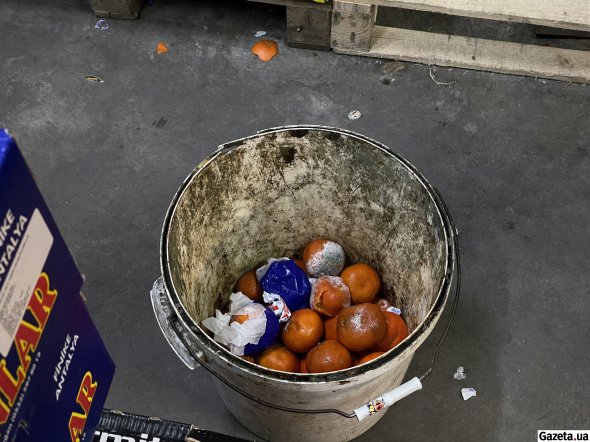 Через блокаду поляками кордону з Україною почалися проблеми з доставкою товарів. Багато продуктів псуються ще дорогою